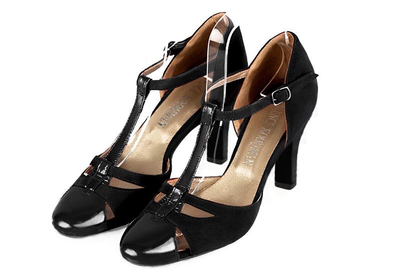 French elegance and refinement for these gloss black dress T-strap open side shoes, 
                available in many subtle leather and colour combinations. A pretty model with a comfortable "Salomé" strap and good support.
Its charming spyglass cut-out gives you plenty of scope for personalisation.  
                Matching clutches for parties, ceremonies and weddings.   
                You can customize these shoes to perfectly match your tastes or needs, and have a unique model.  
                Choice of leathers, colours, knots and heels. 
                Wide range of materials and shades carefully chosen.  
                Rich collection of flat, low, mid and high heels.  
                Small and large shoe sizes - Florence KOOIJMAN